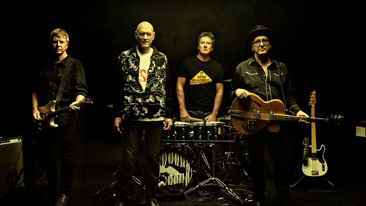 Midnight Oil Photo Credit Robert Hambling.jpg