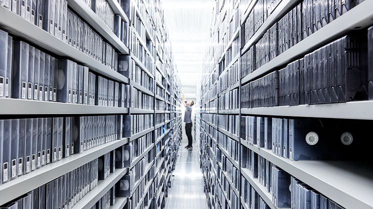 Den fysiska delen av KB:s omfattande samlingar finns bevarade i flera underjordiska magasin. Här syns en del av det audiovisuella kulturarvet. Foto: Per & Per Fotograf AB