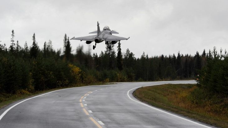 JAS 39 Gripen landar på vägbas på Gotland