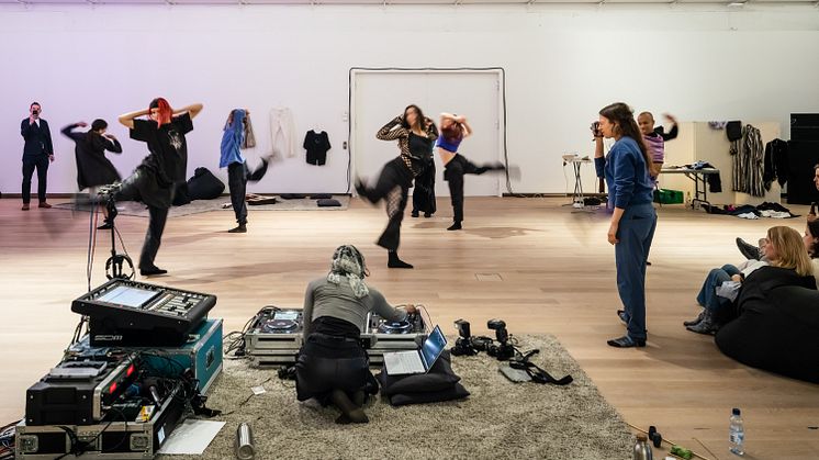 Basically_Dans Nikima Jagudajev, Ezra Fieremans, Lara Dâmaso, Yevheniya Kravets, Matilda Cobanli, Louise Trueheart, Samuel Baidoo + DJ Maria Muehombo (MIMI)_Foto Jean-Baptiste Béranger
