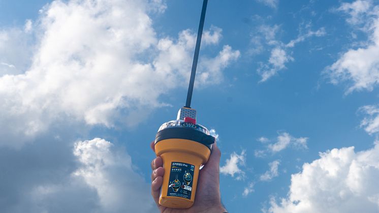 Ocean Signal SafeSea EPIRB3 Pro (hand)