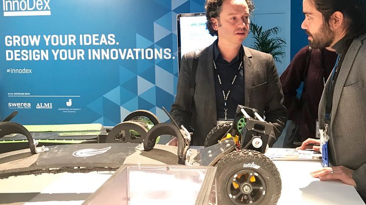 Dr. Sascha Peters visar upp en av innovationerna på InnoDex under Elmia Subcontractor.