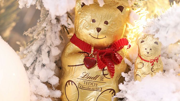 Dekorera granen med den godaste nyheten från Lindts julikon TEDDY. Finaste  choklad i en lekfull form av ett paraply.