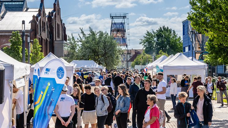 Am 13. Mai 2023 findet der Hochschulinformationstag der TH Wildau von 10 bis 15 Uhr, wie im Bild 2022, wieder in Präsenz auf dem Campus der Hochschule statt. (Bild: Ulf Büschleb)