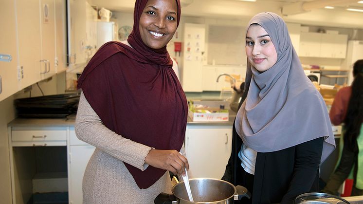 Koordinator Samira Hussein och aktivitetsledare Hanna Salih när Skolan mitt i byn lagar mat i hemkunskapssalen på Bergsjöskolan.