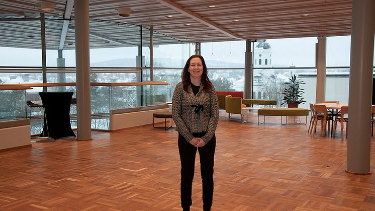 Evenemangsutvecklaren Jessica Sjögren välkomnar Idolgänget till plan 4 på Sambiblioteket.