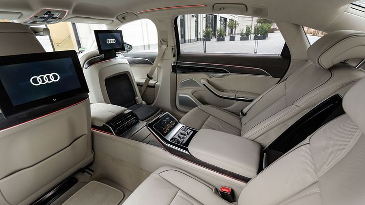 Audi A8 L TFSI e (Vesuvgrå)