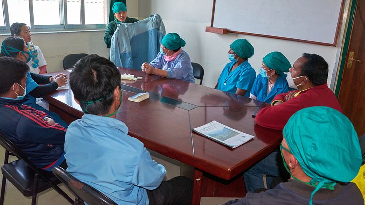 I Nepal lär sig sjukvårdspersonal hur de bäst kan skydda sig mot covid-19. Foto: UMN