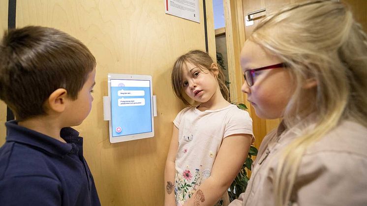 Lucia Ratkov Darrell och hennes kompisar på förskolan har provat roboten i ett par veckor nu.