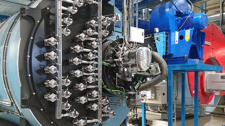 Den nya brännaren för bioolja är monterad och driftsatt. Foto: Linde energi