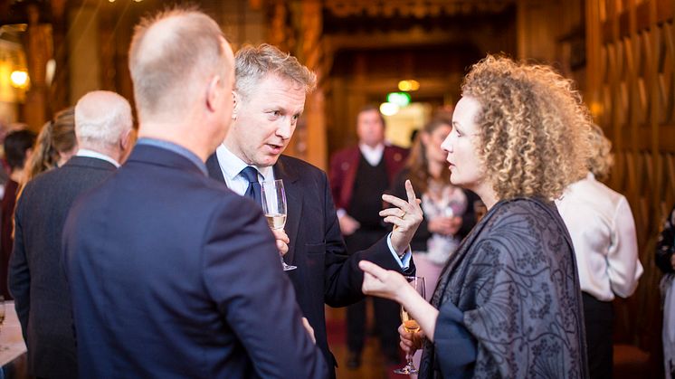 Stiftelsen Tjolöholms ordförande Hans Forsberg, ambassadör David Cairns och Maria Sidén, vd Tjolöholms Slott.