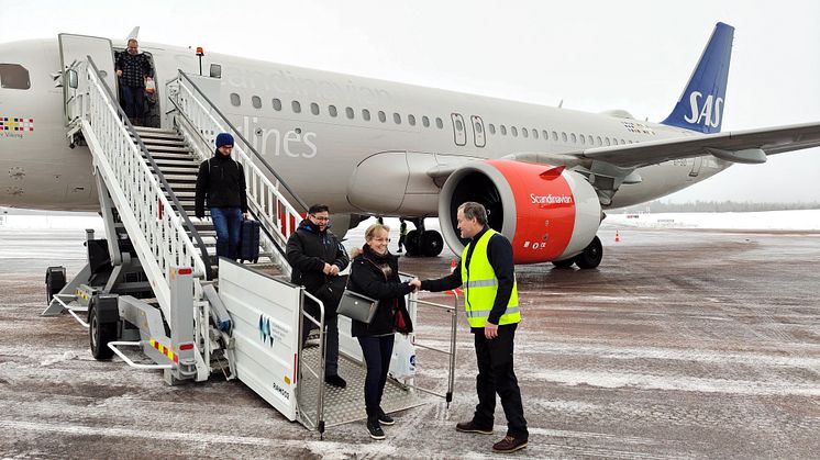 VD Gunnar Lenman hälsar den första passageraren från London välkommen till Sverige och Scandinavian Mountains Airport.