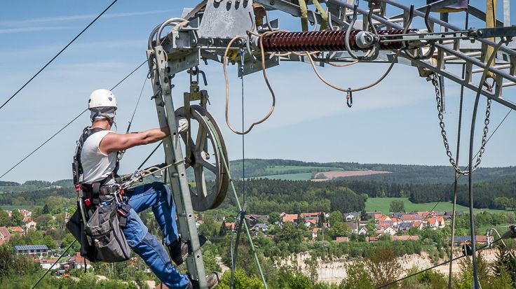 Ab Montag, 30. September wird an den Masten der Hochspannungsleitung zwischen Simbach, Burghausen und Lengthal gearbeitet (Beispielbild einer ähnlichen Baustelle der Bayernwerk Netz).