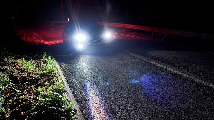 A Ford olyan fényszórót fejleszt, ami a sötétben külön megvilágítja az embereket és állatokat