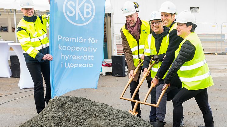 SKB bygger Uppsalas första kooperativa hyresrätter. Fr.v Johan Jarding fastighetsutvecklingschef SKB, Johan Edlund vd TL-bygg, Charlotte Axelsson styrelseordförande SKB, Erik Pelling kommunalråd Uppsala och Eva Nordström vd SKB. Foto: DP-Bild