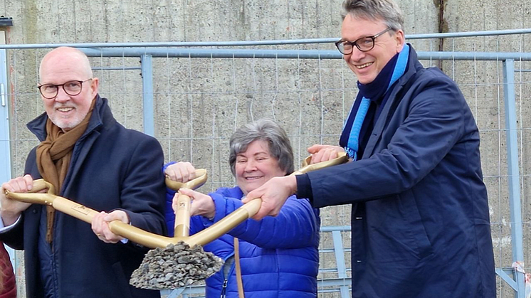 Ett gemensamt första spadtag till nya äldreboendet i Fisksätra