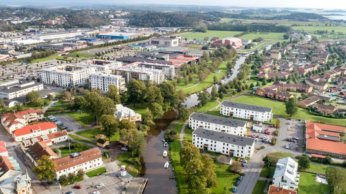 Nu söker vi efter bostadshus och byggnader i stadsmiljö som vill vara med i årets tävling. Vi tar emot förslag på nomineringar till och med den 20 mars. I år firar Kungsbacka arkitekturpris också 30 år. 