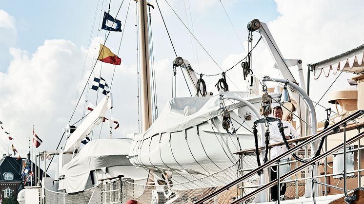 Dannebrog_Dronningengårombord_foto_FranneVoigt