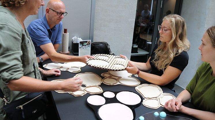 Kokkenes Køkken er sammen med Signe Friis Schack og Clara Brink Møller, der læser Design og Innovation på DTU, ved at udvikle en serveringsbakke til kantinerne.