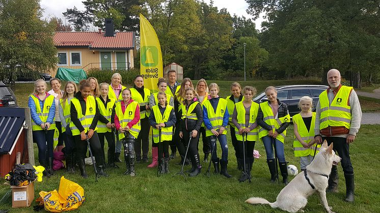 Waxholms Gymnastikförening när de städade Bogesundslandet 2017.