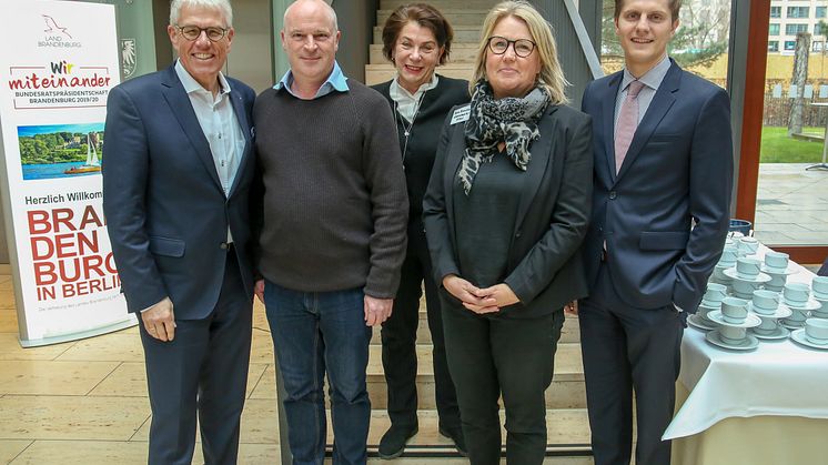 V.l.n.r: Dieter Hütte (TMB), Matthias Braun (Supervising Location Manager „Dark“), Kirsten Niehuus (Medienboard), Petra Rundqvist (Filmbeauftragte der Stadt Ystad), Dr. Benjamin Grimm (StS Staatskanzlei Brandenburg). Foto: Medienboard.