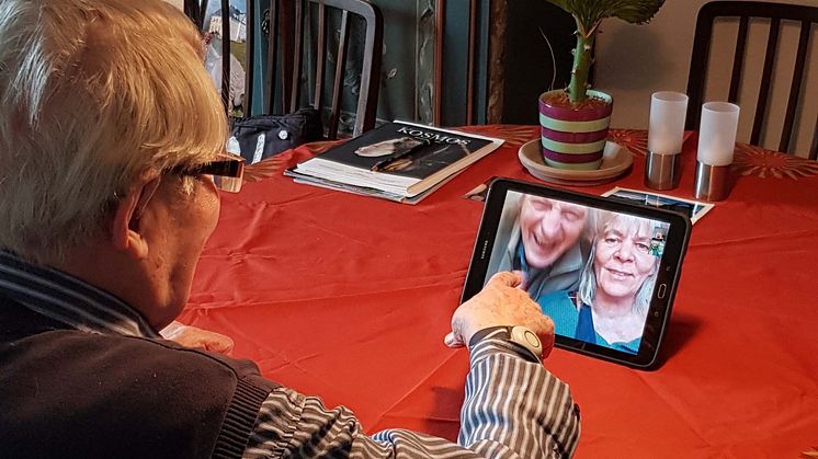 Verner fra plejehjemmet Husumvej taler her med sin datter Lisbeth og svigersøn Kim.
