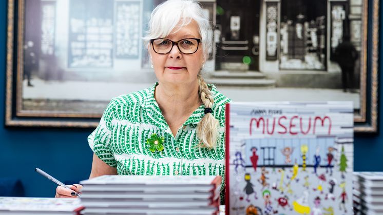Anna Fiske er en av våre fremste barnebokskapere og illustratører. Hun var et naturlig valg da Nasjonalmuseet ønsket  seg en bok for barn til åpningen av det nye gigantmuseet. Her Anna Fiske som forhåndssignerer sin bok Museum. Foto: Lina Hindrum