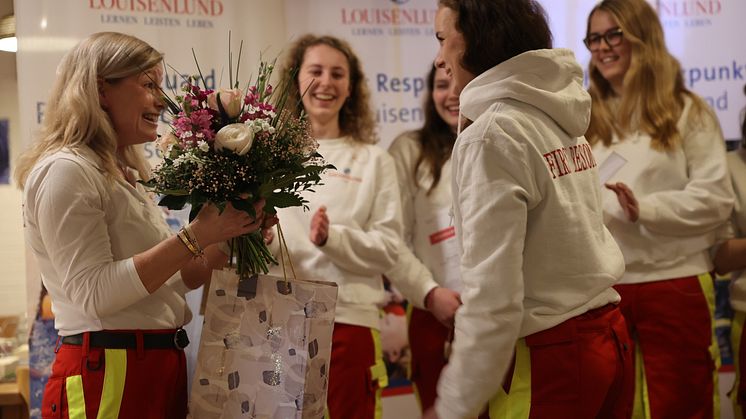 Blumen und Geschenke gab es auch von der First Responder-Gilde für Leiterin Jördis Tirs.