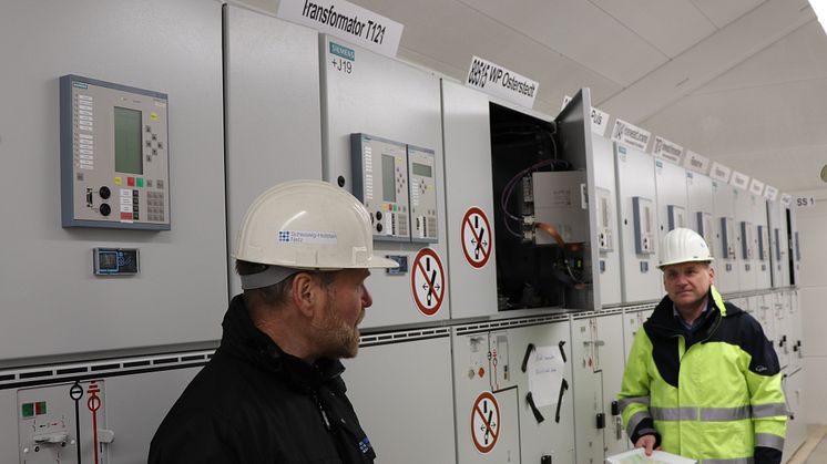 Im neuen Betriebsgebäude: SH Netz-Projektleiter Joachim Krabbenhöft (l.) und Matthias Nickels, Leiter des Technik-Standortes in Fockbek.  (Copyright: SH Netz/Jens Neumann)