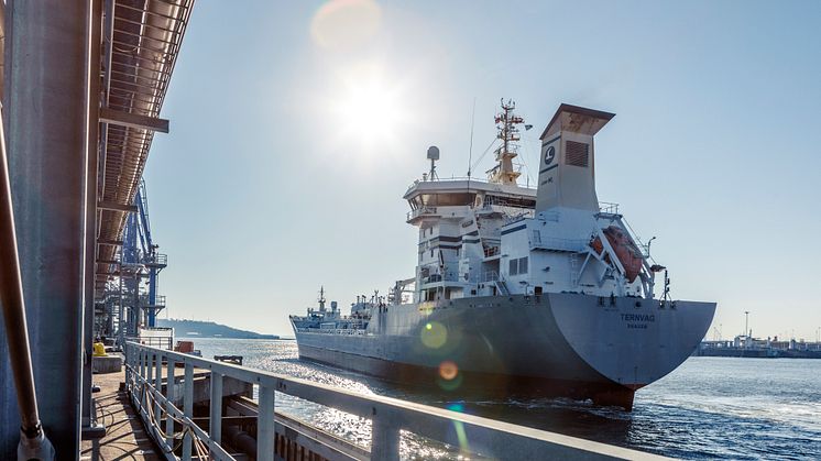 Tanker vessel Ternvag approaching the Port of Gothenburg Energy Port. The practices around vessel calls have been adjusted to avoid the effects of the virus. Photo: Gothenburg Port Authority. 