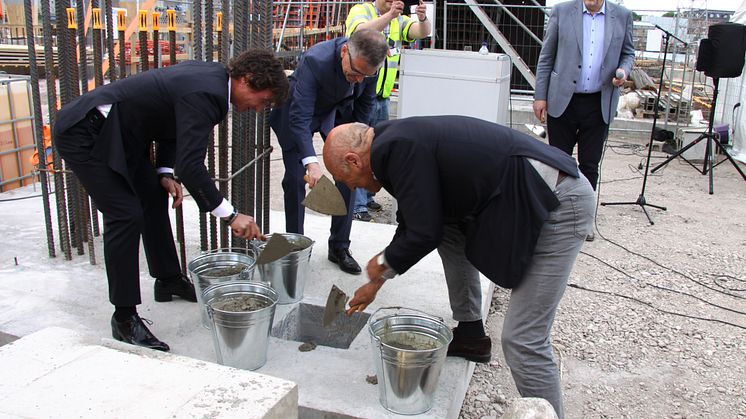Grunnsteinen legges ned
