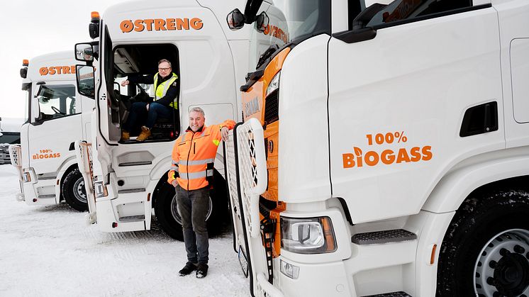 UTSLIPPSKUTT: Jan Rune Østreng (til høyre) og Østreng Transport tar i bruk fire nye Scania gassbiler i kjøringen for Odd Hannestad og Ahlsell. Det gir en klimagevinst som både Ahlsell som vareeier og ColliCare som oppdragsgiver ønsker seg. 