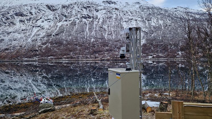 Denne radaren sikrer Beisfjordveien. Den overvåker og varsler snøskred fra 1. november til 31. mai. Trafikken stoppes automatisk med lysanlegg. 