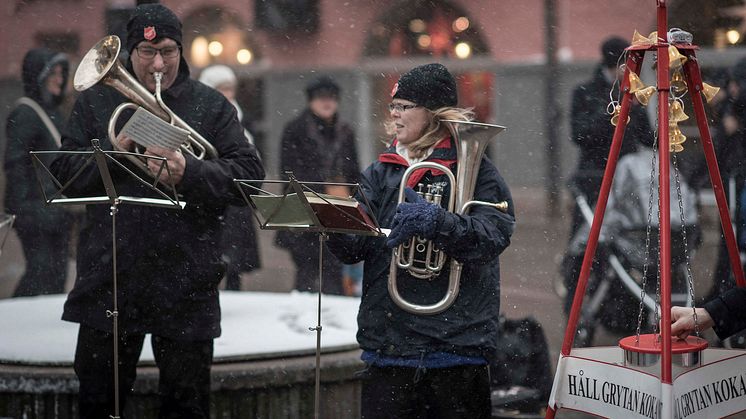 Frälsningsarmén är ute med sina julgrytor i ur och skur runt om i landet. Foto: Jonas Nimmersjö