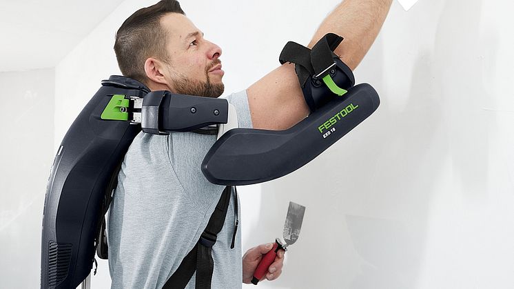 Med det nye eksoskelet ExoActive vil værktøjsproducenten Festool aflaste byggebranchens faggrupper og forhindre overbelastninger. Foto: Festool.