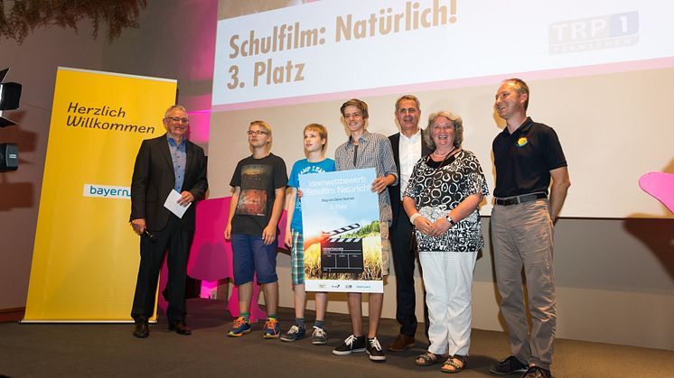 Foto Platz 3: Schülergruppe des Wahlfachs Video Workshop der Landgraf-Leuchtenberg-Realschule Osterhofen gemeinsam mit dem Festivalleiter Ralph Thoms (links außen) und Christoph Henzel (Mitte), Leiter Kommunalmanagement der Bayernwerk AG.