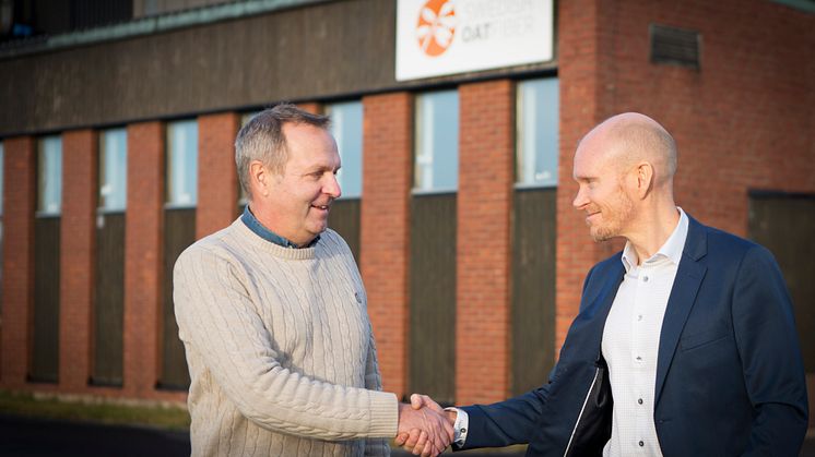 Peo Crona från Swedish Oat Fiber och Jonas Sörensson från Pemco Energi utanför fabriken i Bua