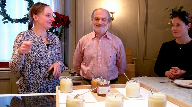 Biodlare Karolina Wilczynska från Rosa Skattlådan i Märsta och mästerkonditor Corrado Azzenza från Sicilien provar svensk sorthonung. Foto: Anna Lind Lewin.
