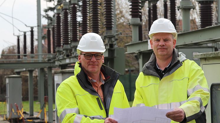 Projektleiter Frank Rathert (li.) und Leiter Betrieb Delbrück Ulrich Halsband besprechen die anstehenden Arbeiten vor Ort im Umspannwerk Salzkotten. 