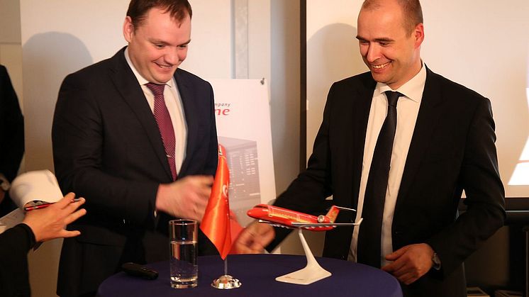 Überreichung des obligatorischen Modellflugzeugs