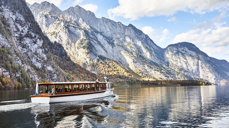 Berchtesgadener Land_Berchtesgadener_Land_Königsee,_Boot,_Aussicht_auf_Berge.jpg