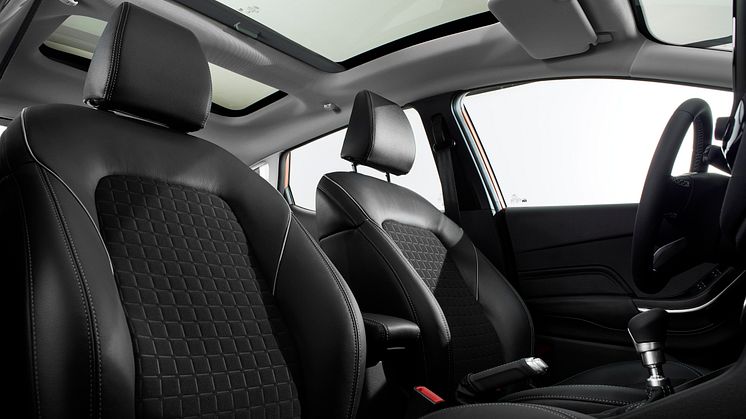 FORD_FIESTA_TITANIUM_FRONT_SEAT_ROW_PANORAMIC_ROOF_2