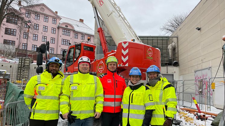 IMG_1973 Gruppebilde foran kranen