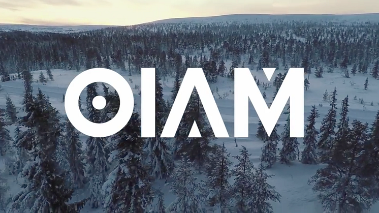 OIAM lånar inspiration från Sällskapsresan till nya musikvideon