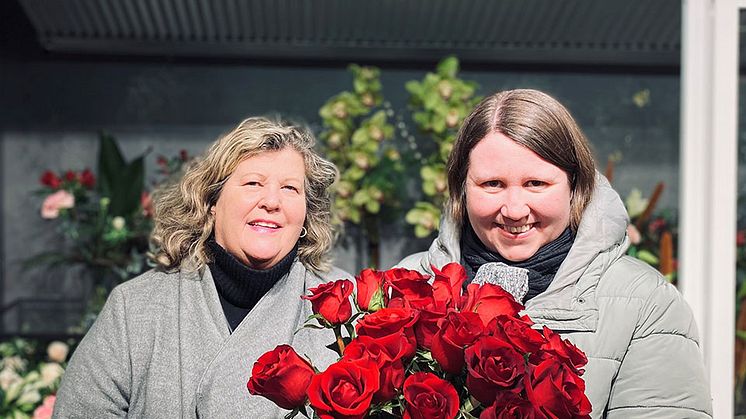 Piteå kommuns Stina Eriksson och Företagarna Piteås Cecilia Lindström med ett fång av fairtraderosor      Foto: Piteå kommun
