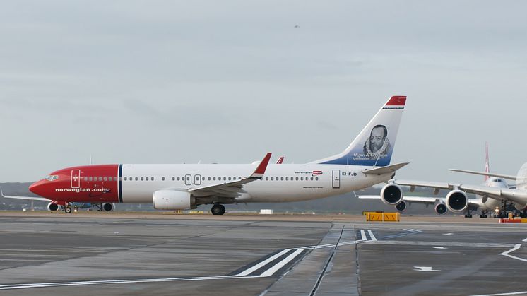 737-800 awaits take-off from Gatwick