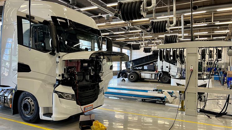 Valoissa korjaamohallissa on kattava varustus kaikenkokoisten Ivecojen huoltamiseen. Korjaamon remontin yhteydessä uusittiin myös koko korjaamotekniikka.