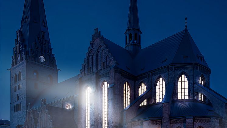 SPEKTRAL – ljud och ljus i mörkret genom fönsterglas i S:t Petri kyrka. Foto: Jonas Johansson