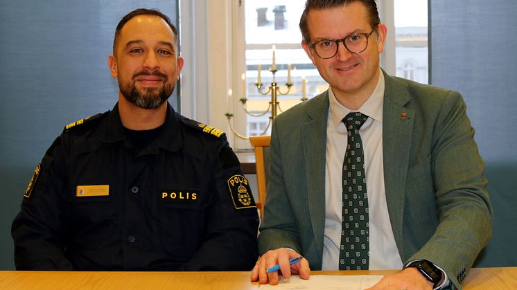 Lokalpolisområdeschef Roberto Eid Forest och trygghetsutskottets ordförande Anders Åhrlin (M) skriver under överenskommelsen mellan polisen och kommunen. Foto: Polismyndigheten