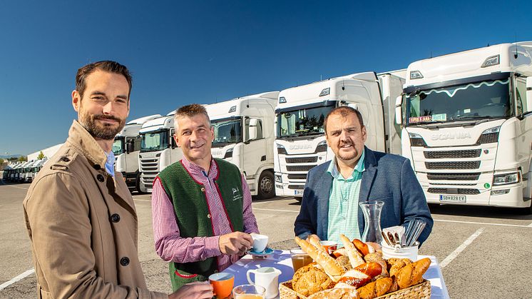 Anton Freudensprung, Account Manager bei Scania Leasing Österreich, Johannes Amon, Leitung Fuhrpark & Kfz-Technik bei Haubis und Alfred Redl, Verkauf Neufahrzeuge bei Scania Österreich (v. l.).